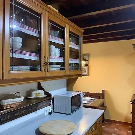 Dom wakacyjny Casa La Bolera Casa De Dos Plantas Porche Y Jardin